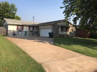 404 S 24th St, Clinton, OK 73601