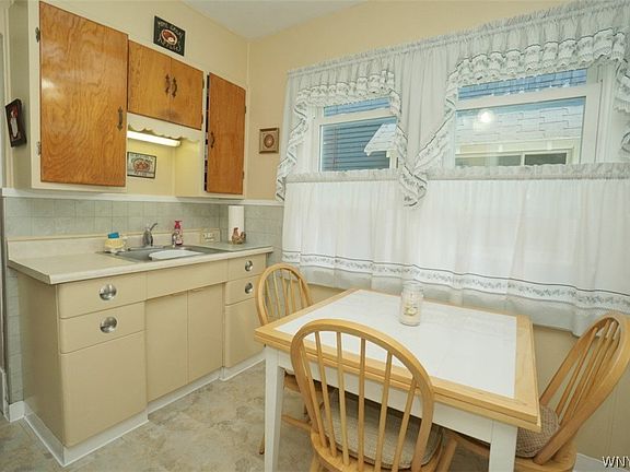 5th image of 156 W Hazeltine Ave