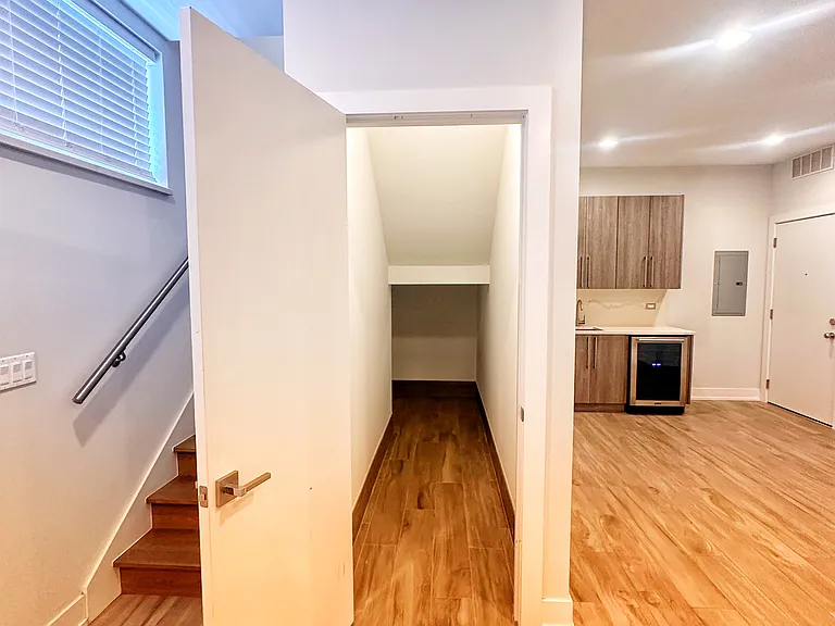 2353 N Seeley Ave #1B — Photo 22