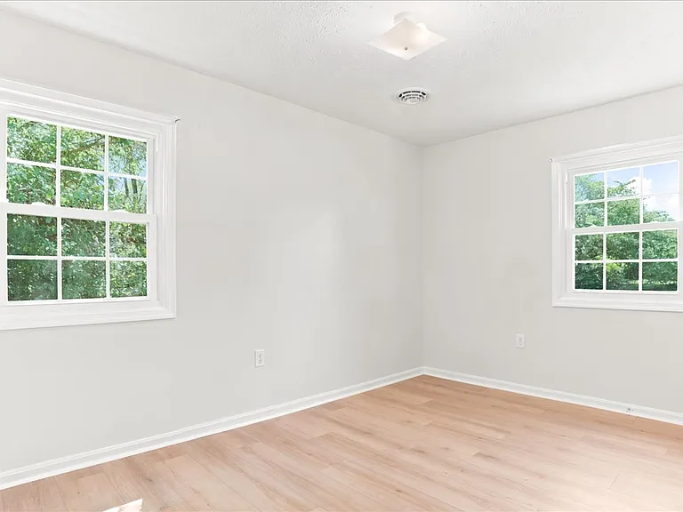 102 Linwood Ct — Photo 29