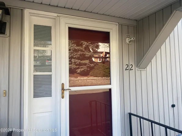 22 Abington Gardens Dr, Clarks Summit, PA 18411