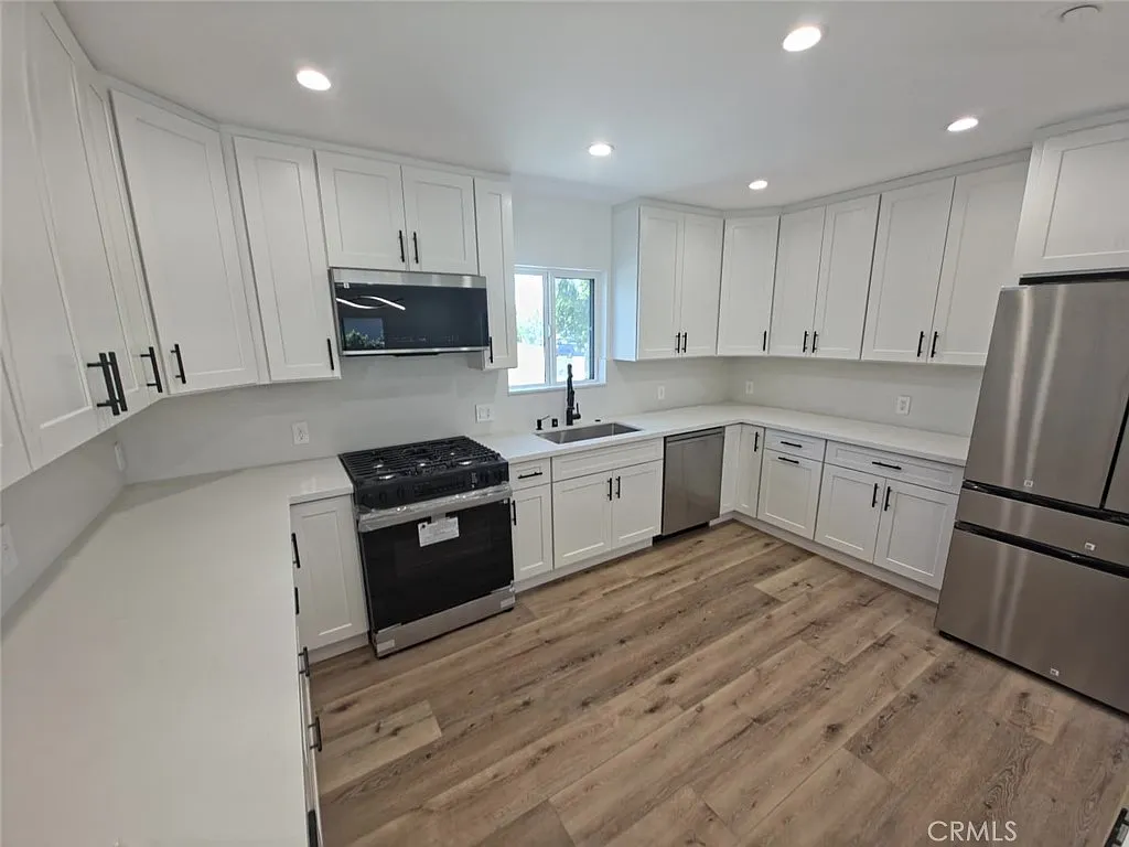 3 bed, 1600 sqft, $3,999 — Photo 3
