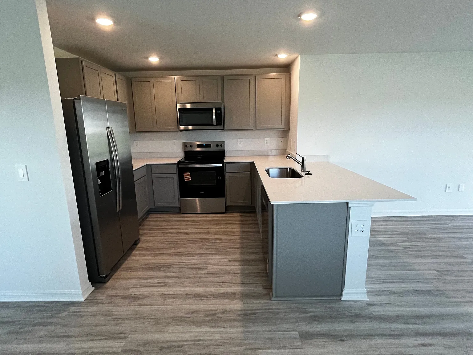 3 bed, 2.0 bath, 1504 sqft, $2,145 — Photo 2