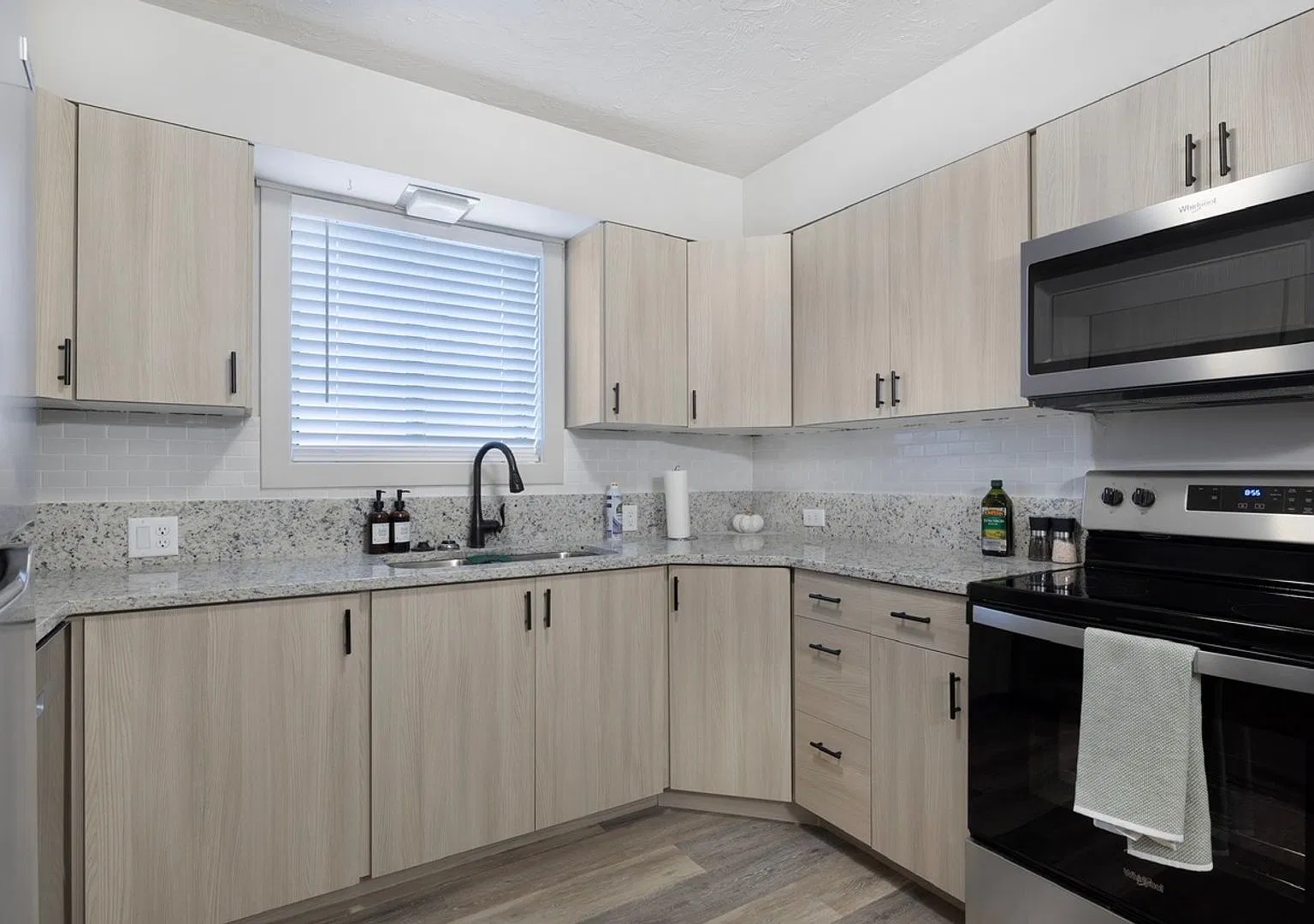 Oxford Apartments — Photo 4