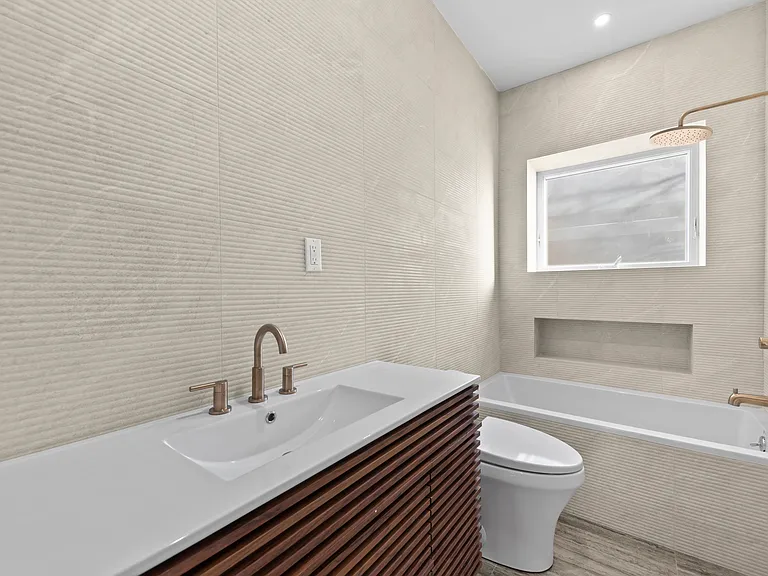 150 Calyer St #B2 — Photo 3