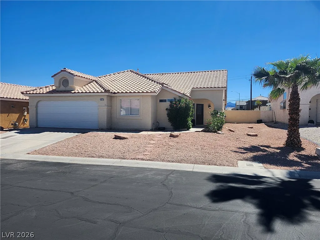 4 bed, 3.0 bath, 2011 sqft, $2,700 — Photo 2