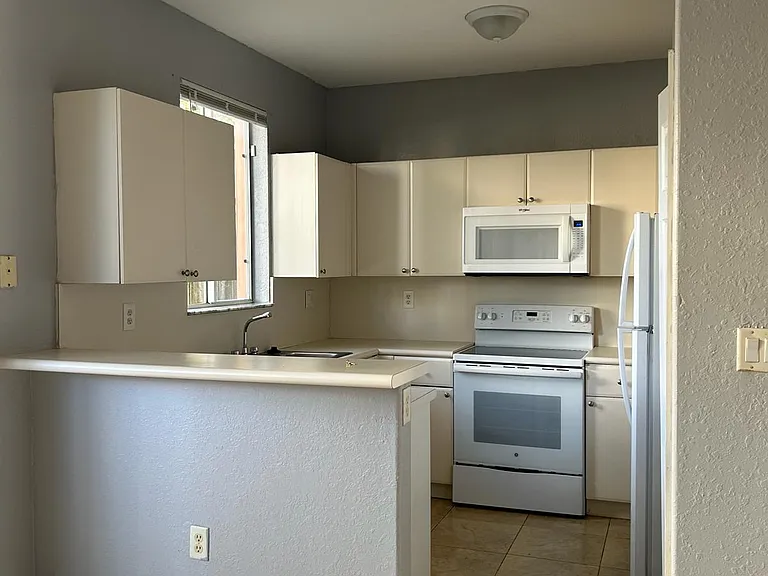 SE 15th Pl — Photo 22