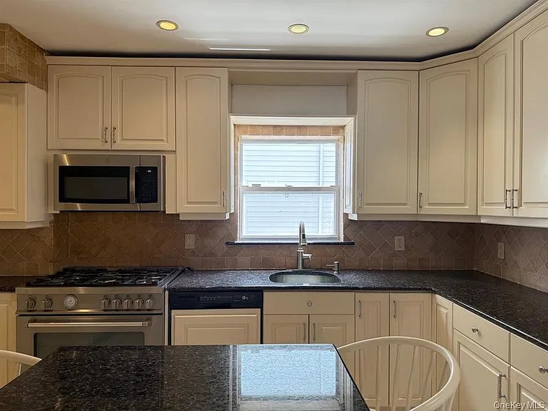 60 Columbia Ave — Photo 8