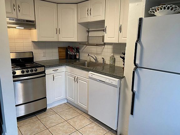 2nd image of 804 W Howe St #2