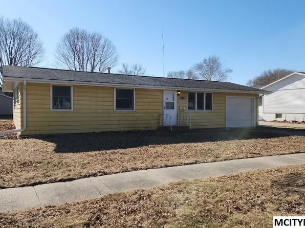 1614 E Linden St, Algona, IA 50511