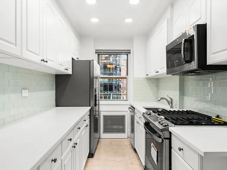 301 E 66th St #6R — Photo 1