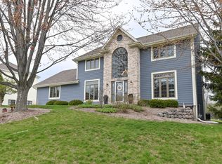 N54W16740 Ravenwood Dr, Menomonee Falls, WI 53051