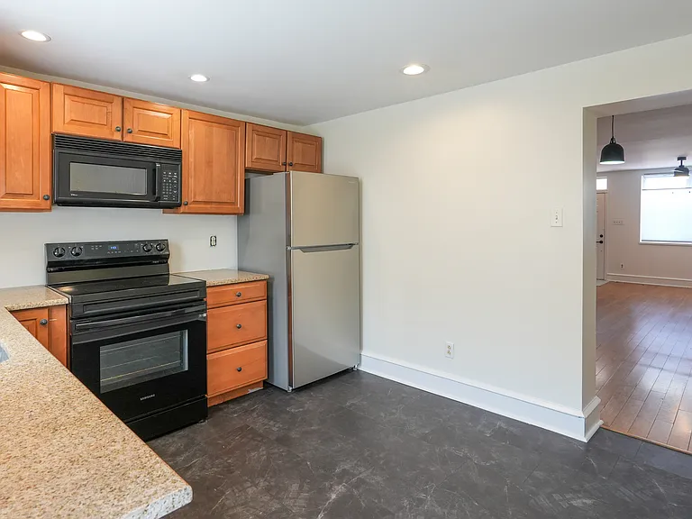 1631 S Clarion St — Photo 8