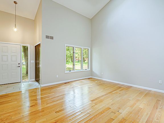 4th image of 1044 Sunset Rd