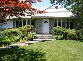30 Carol Ln, New Rochelle, NY 10804