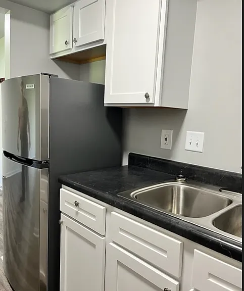 400 Fuller Apartments — Photo 2