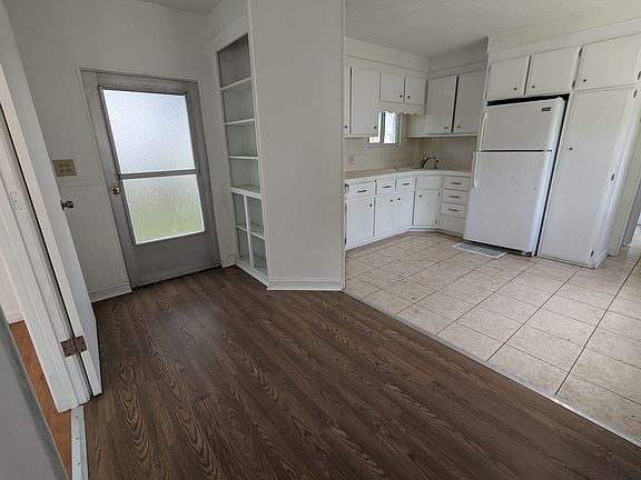 3rd image of 110 Darley Ln