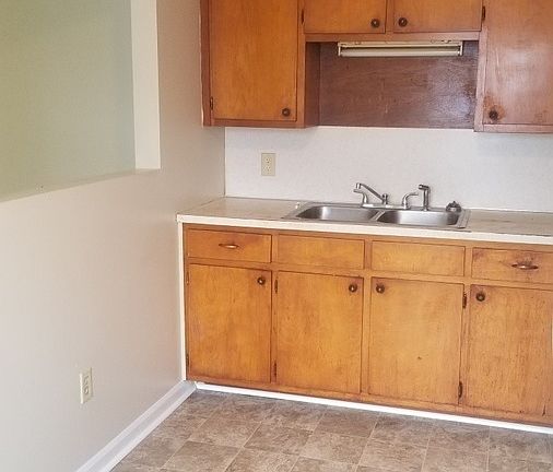 2nd image of 908 Greenhurst Ave NW APT 9
