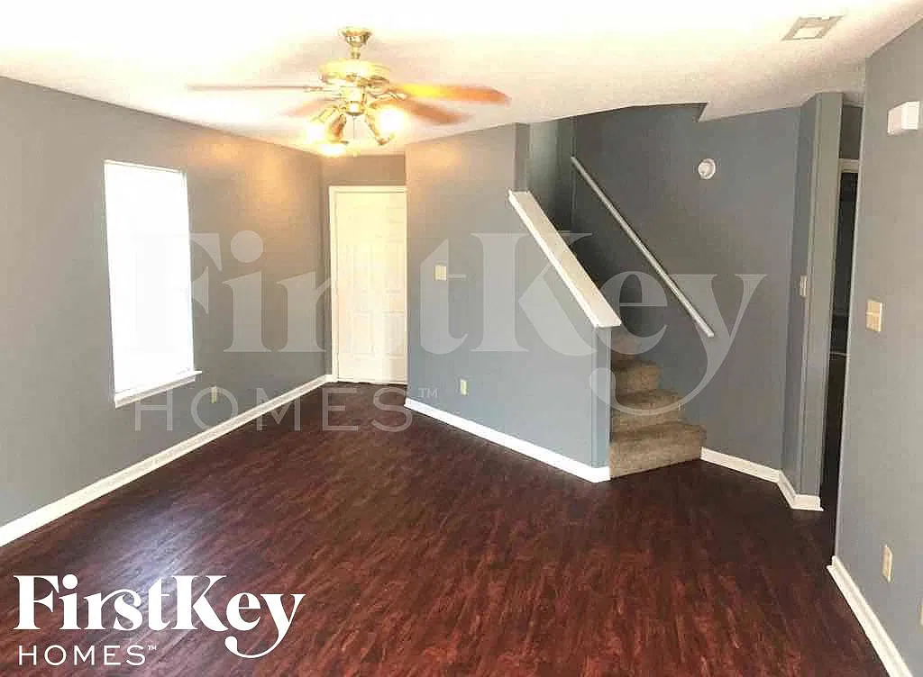 3 bed, 3.0 bath, 1742 sqft, $2,305 — Photo 3