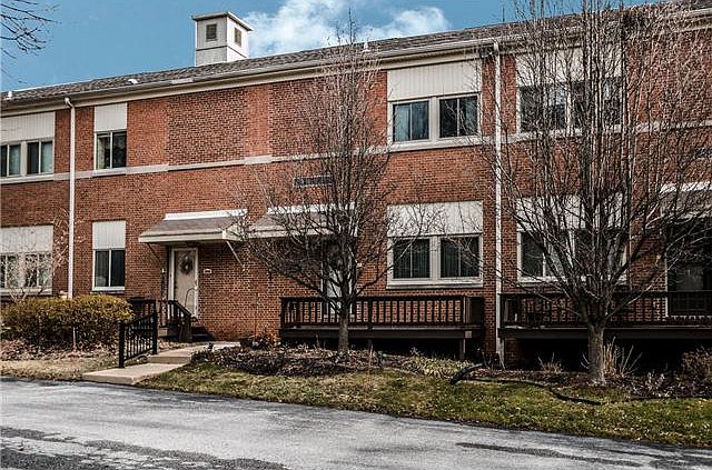 2 BR, 2 BA 2-story condo w/ neutral paint & carpet