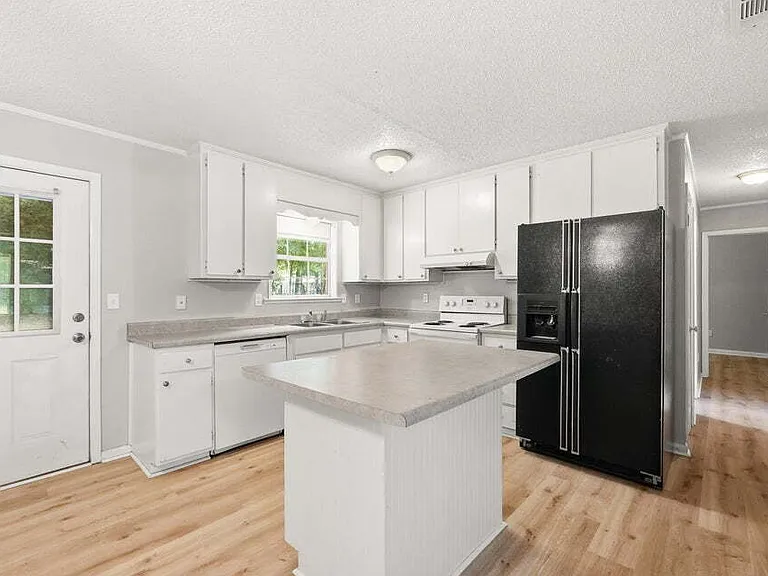 106 Andrews Ave — Photo 16