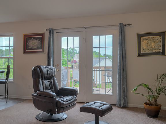 3rd image of 10 Camellia Ln NW