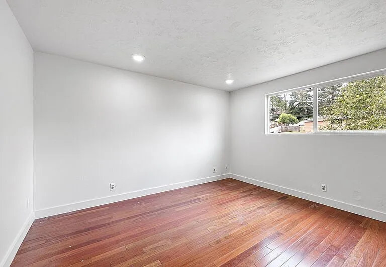 2105 Hawkins Ln — Photo 31