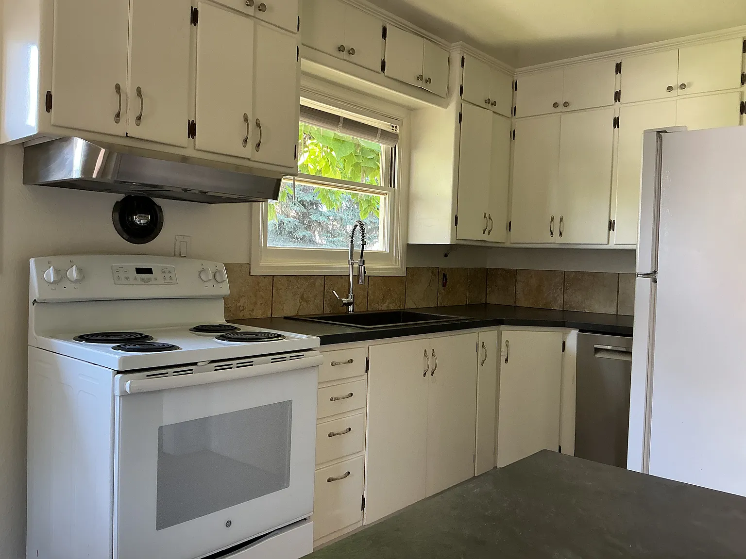 2 bed, 864 sqft, $1,600 — Photo 3