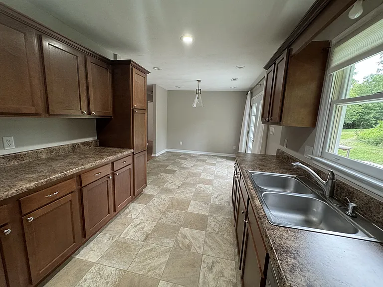 46 Housman St — Photo 12