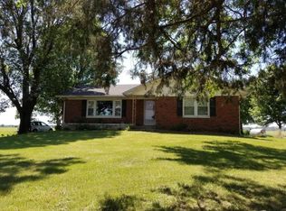 27472 Highline Rd, Ashley, IL 62808