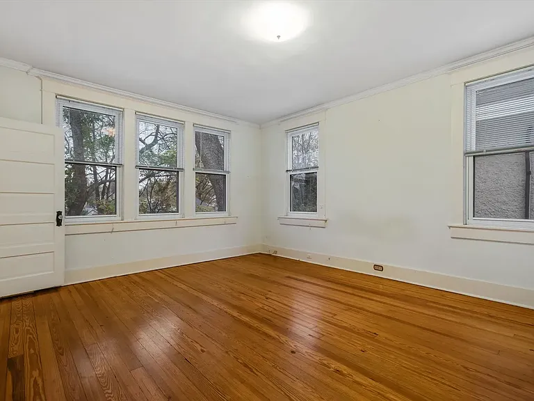 2097 Linden Ave — Photo 15