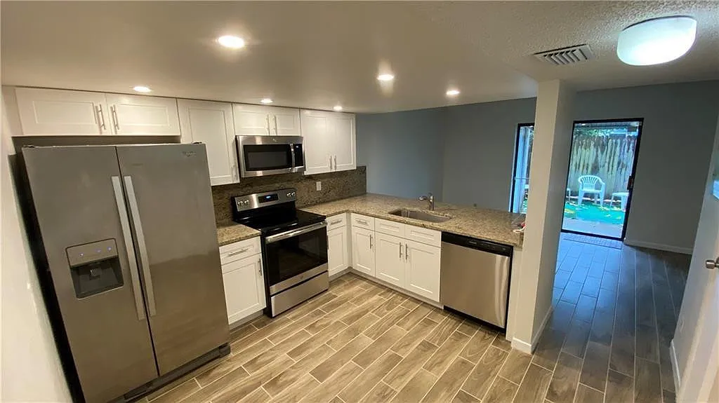 2 bed, 2.0 bath, 1060 sqft, $2,350 — Photo 1