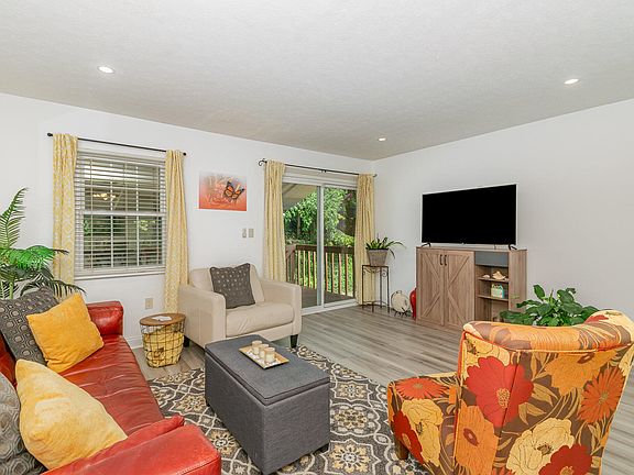 5th image of 1032 Emery Dr