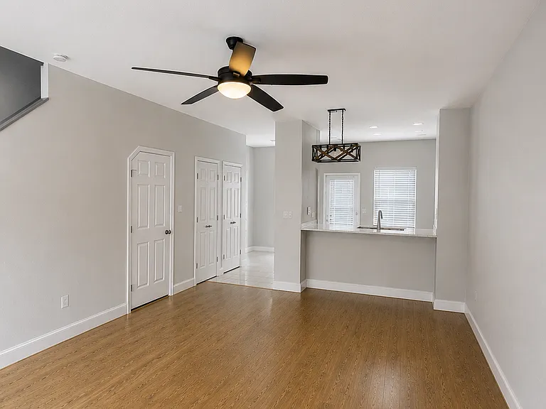 703 Charles Ct S — Photo 3