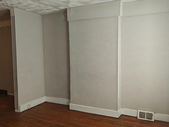 3rd image of 229 W Spruce St