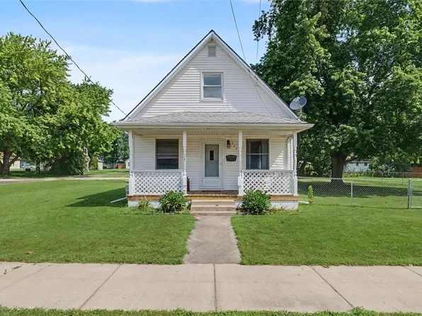 708 W Water St, Farmer City, IL 61842