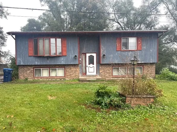 2418 Alton Rd, McHenry, IL 60050