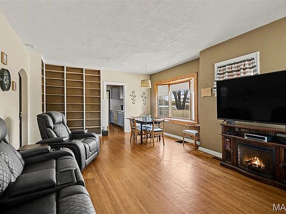 3rd image of 2318 Waterman Ave
