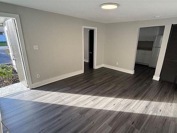 5th image of 234 NE 14th Ave