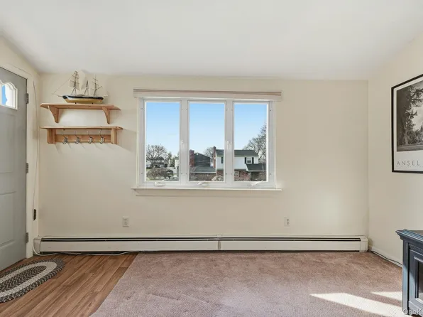 10 Leanore Dr, Farmingdale, NY 11735