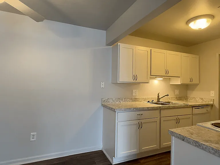 Three Oaks Apartments — Photo 48