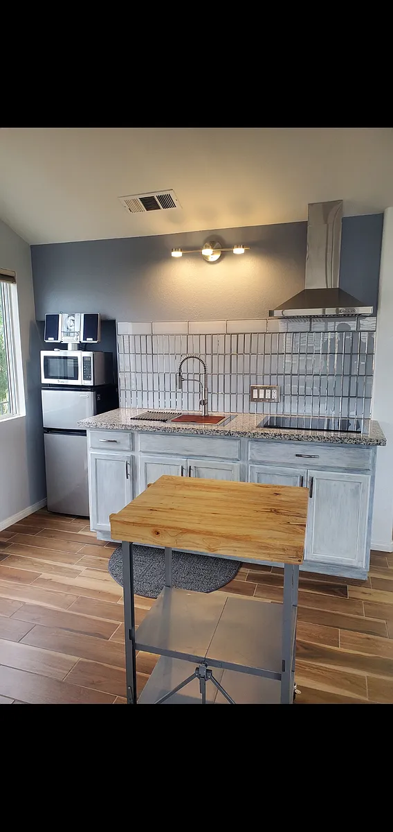 Fully equiped kitchenette - S Poplar Ave