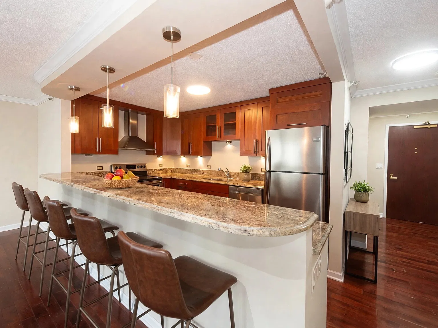 Stunning Large 2br/2ba in River North! — Photo 2
