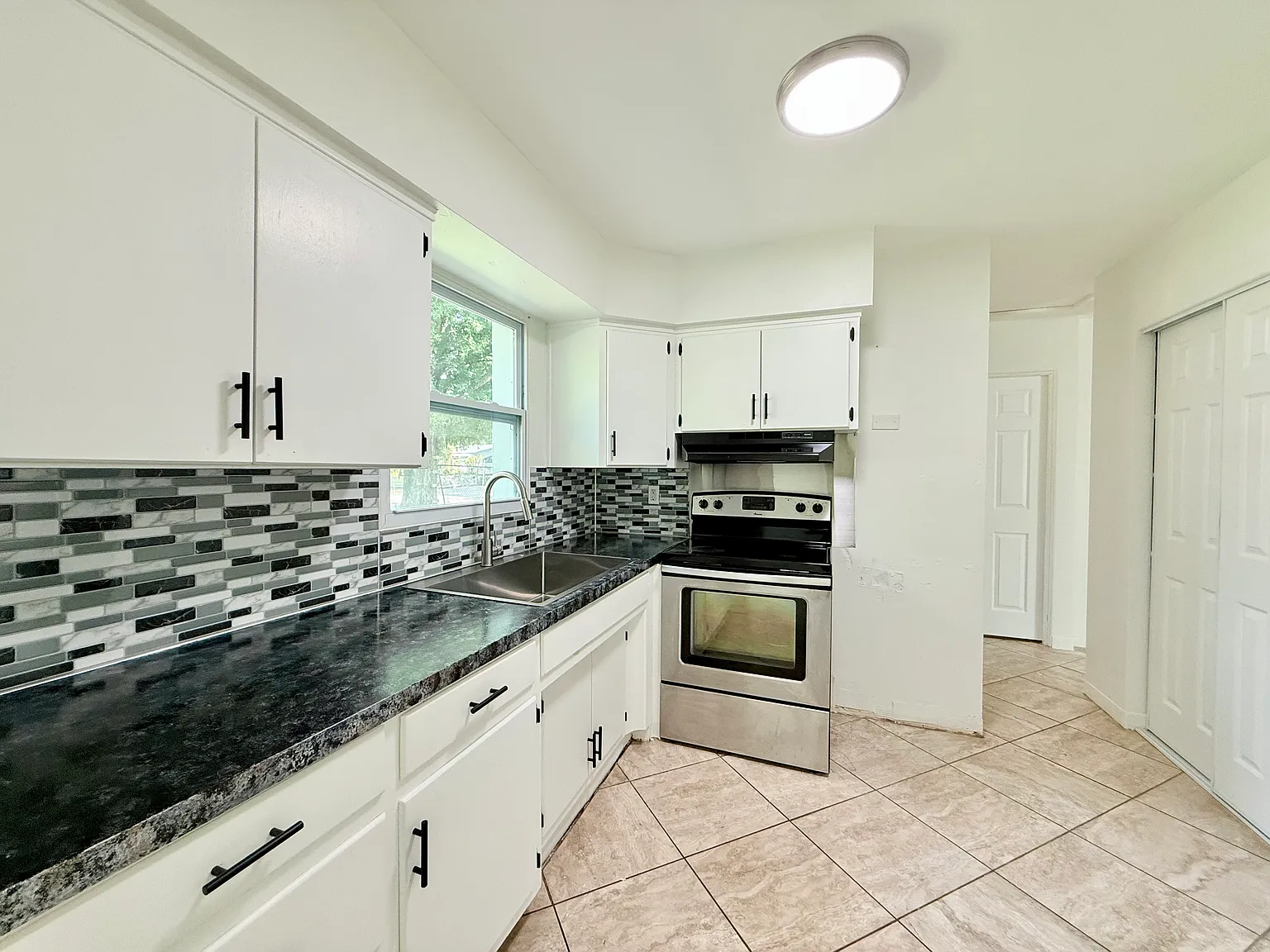 2 bed, 825 sqft, $1,850 — Photo 2