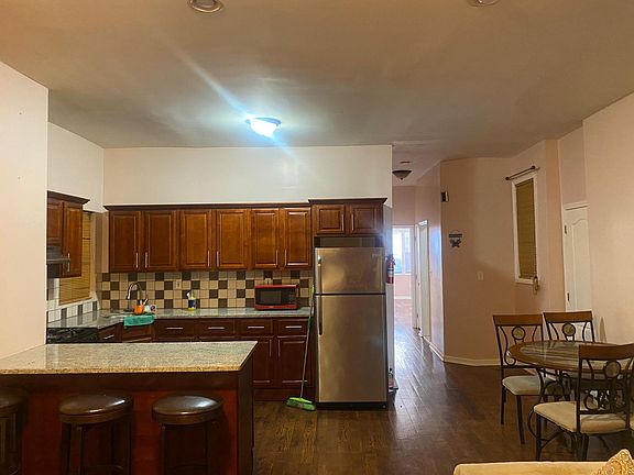 4th image of 1337 Clay Ave #1