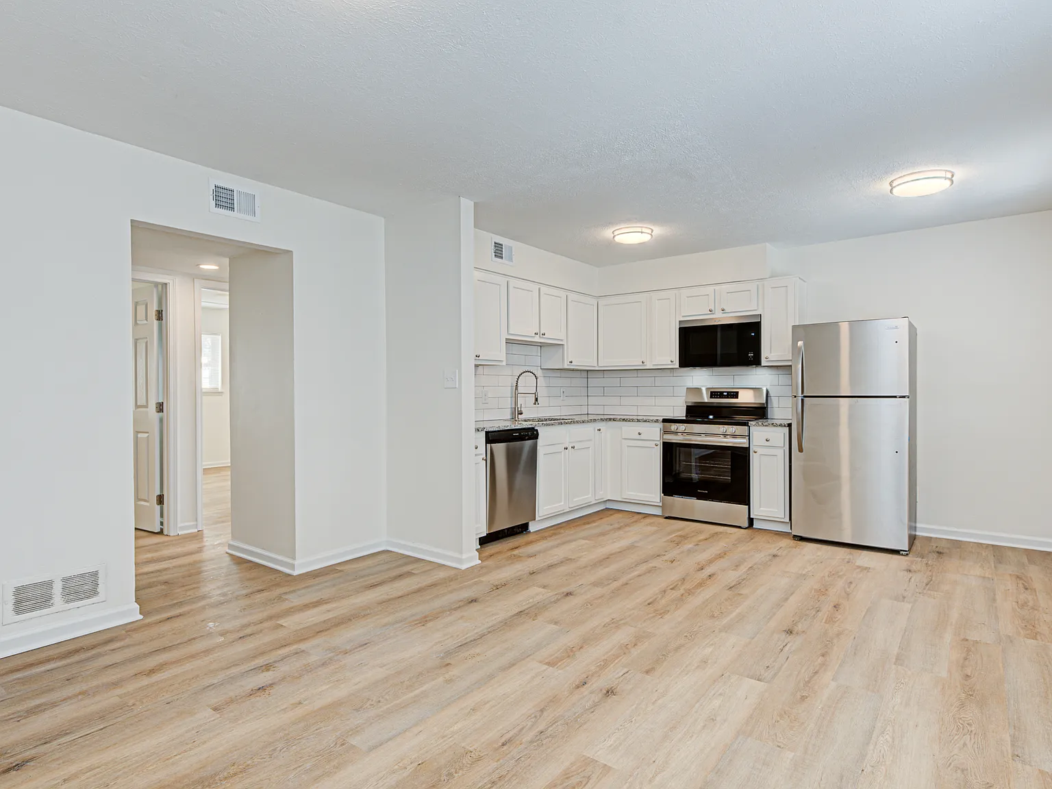 2 bed, 800 sqft, $1,000 — Photo 3