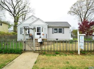 427 S Greene Ave, Lindenhurst, NY 11757