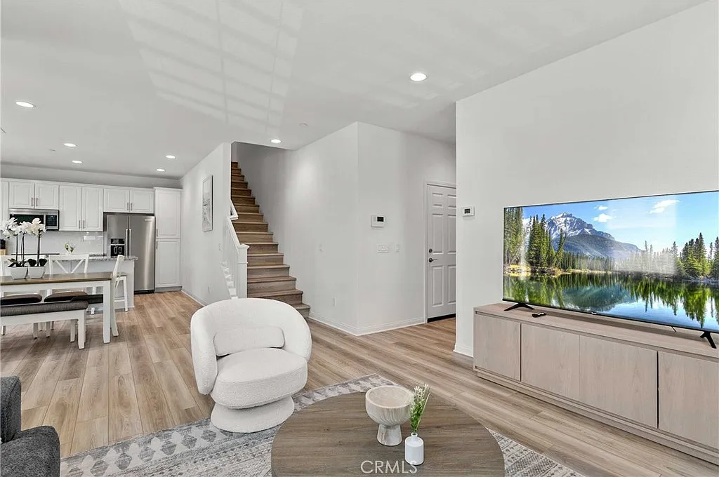 5 bed, 2095 sqft, $6,300 — Photo 3
