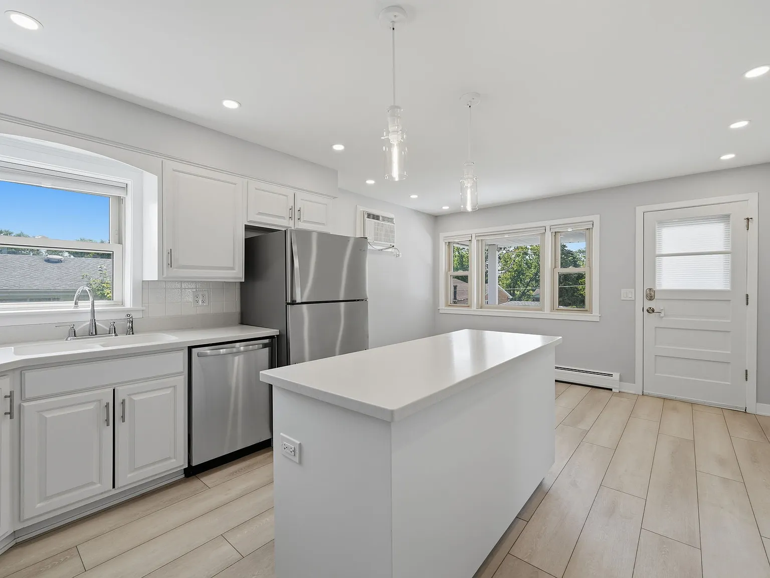 3 bed, 1300 sqft, $2,850 — Photo 1