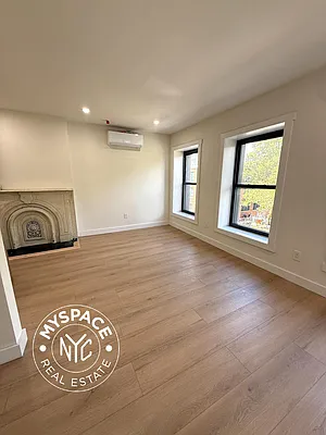 Living room, photo 2